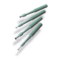 Wildcat Biopsy Punch Set in verde Quattro Biopsy Punch verdi con punte in acciaio inossidabile su sfondo bianco
