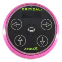 Alimentatore Critical Atomx rotondo e rosa con display digitale su sfondo bianco