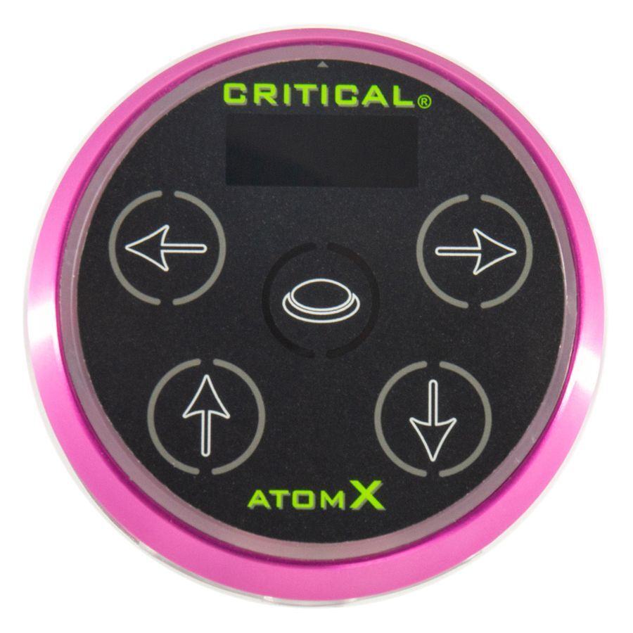 Alimentatore Critical Atomx rotondo e rosa con display digitale su sfondo bianco