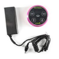 Alimentatore rotondo rosa Critical Atomx con cavo su sfondo bianco