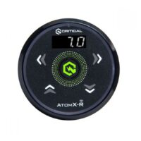 Alimentatore Critical Atomxr nero con display digitale su sfondo bianco