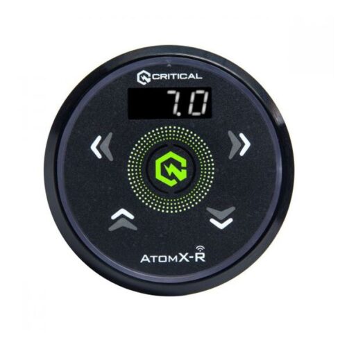 Alimentatore Critical Atomxr nero con display digitale su sfondo bianco