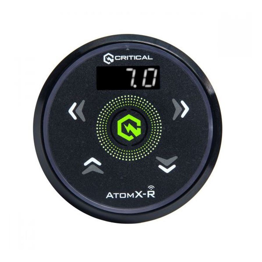 Alimentatore Critical Atomxr nero con display digitale su sfondo bianco
