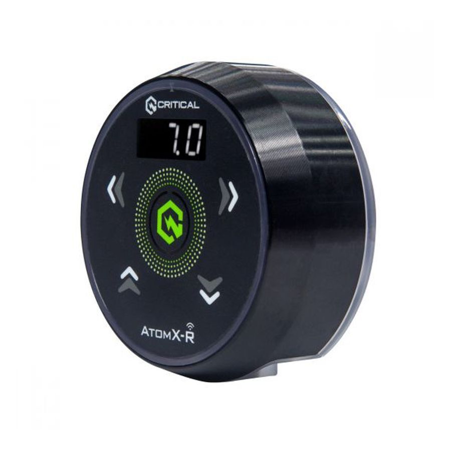 Alimentatore Critical Atomxr nero con display digitale su sfondo bianco