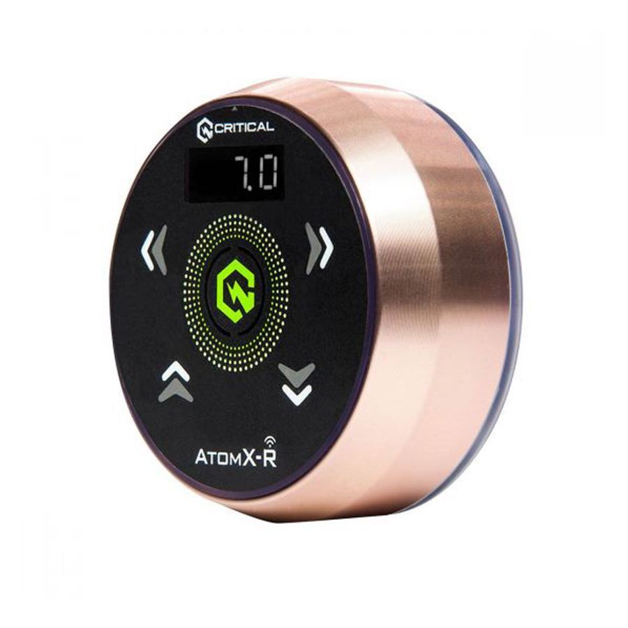 Critical Atomxr alimentatore in oro rosa Alimentatore rotondo in oro rosa con display nero su sfondo bianco