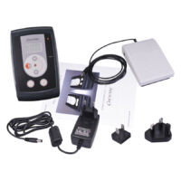 Unità di Potenza Wildcat 2 Nera con Accessori Unità di Potenza 2 Nera di Wildcat con pedale, adattatori e cavo su sfondo bianco