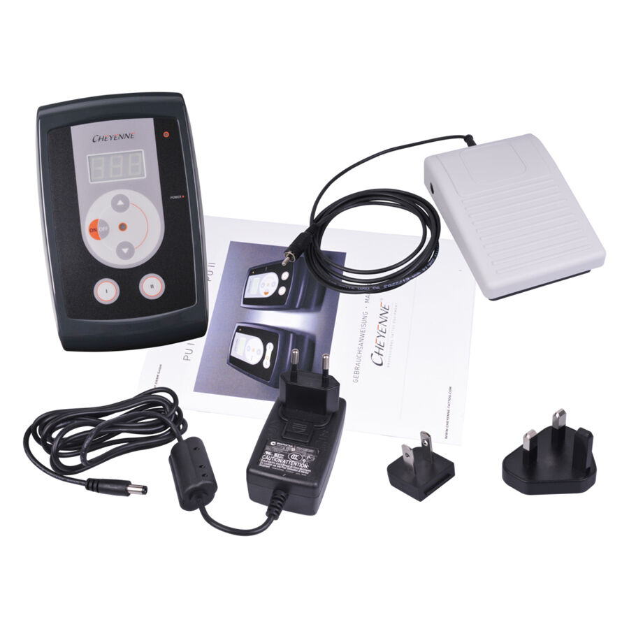 Unità di Potenza Wildcat 2 Nera con Accessori Unità di Potenza 2 Nera di Wildcat con pedale, adattatori e cavo su sfondo bianco