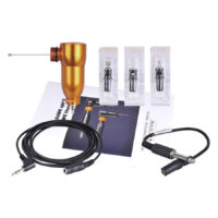 HAWK Spirit macchinetta per tatuaggi in arancione con accessori Macchinetta per tatuaggi arancione HAWK Spirit con cavi e aghi su sfondo bianco