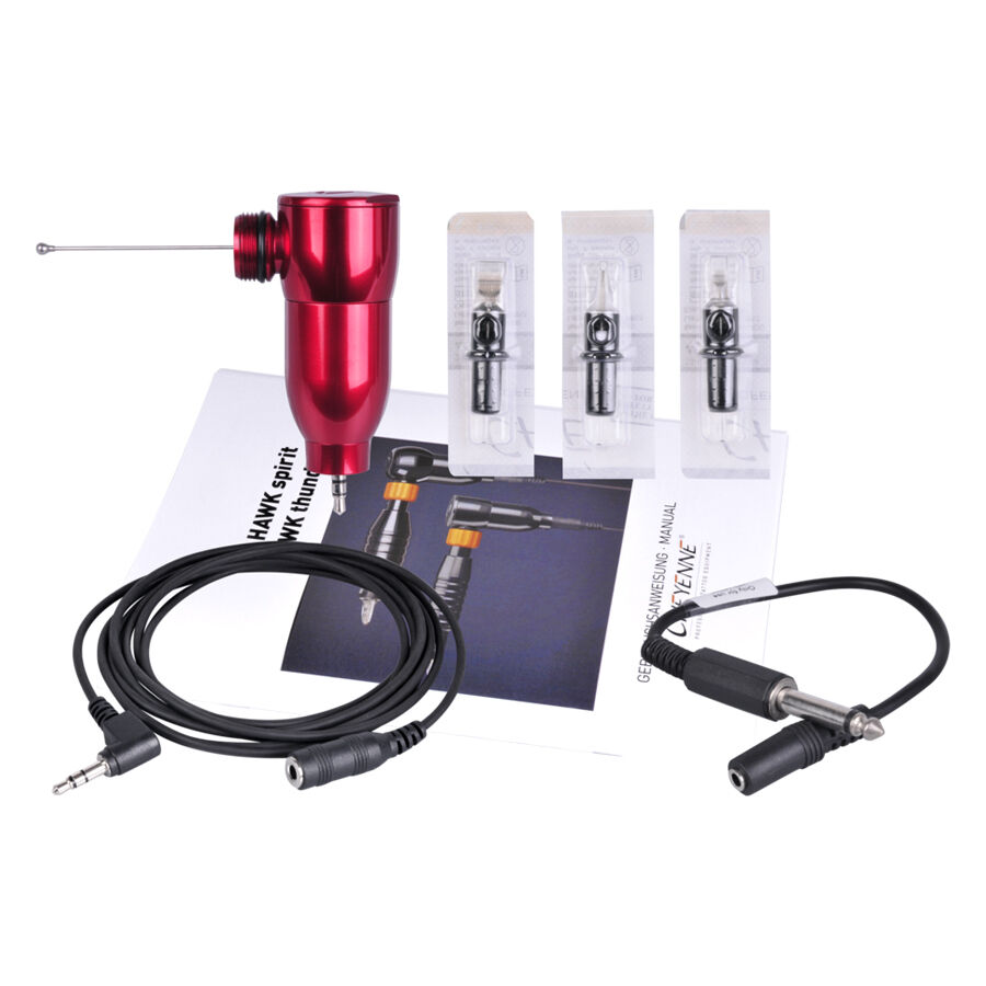 HAWK Spirit macchinetta per tatuaggi rossa con accessori Macchinetta per tatuaggi HAWK Spirit rossa con cavi e aghi su sfondo bianco