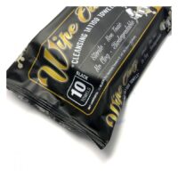 Pacchetto nero di Wipe Outz Asciugamani per Tatuaggi, sterilizzati, su sfondo bianco
