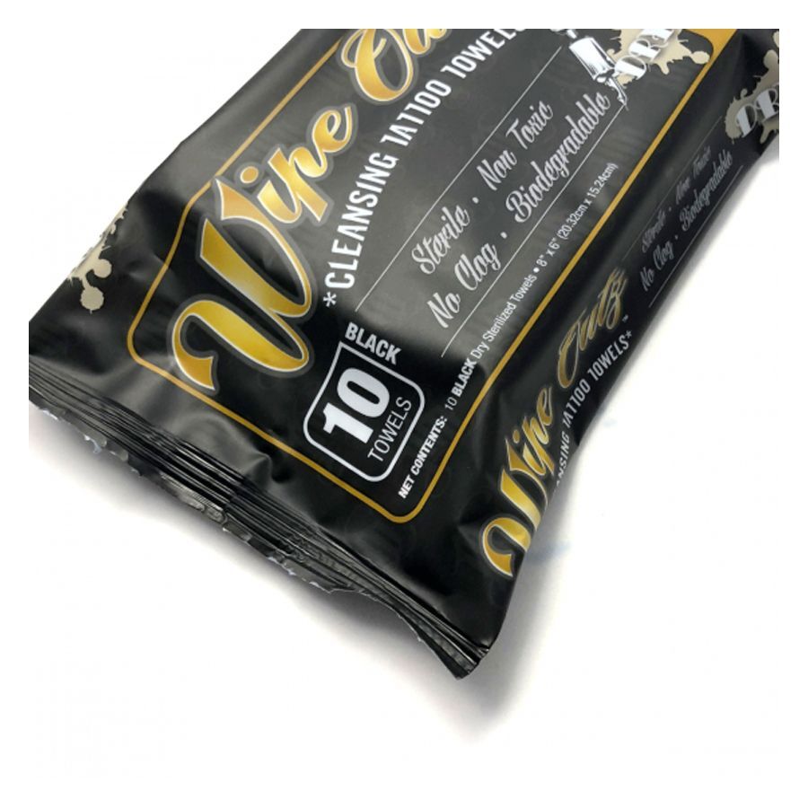 Pacchetto nero di Wipe Outz Asciugamani per Tatuaggi, sterilizzati, su sfondo bianco