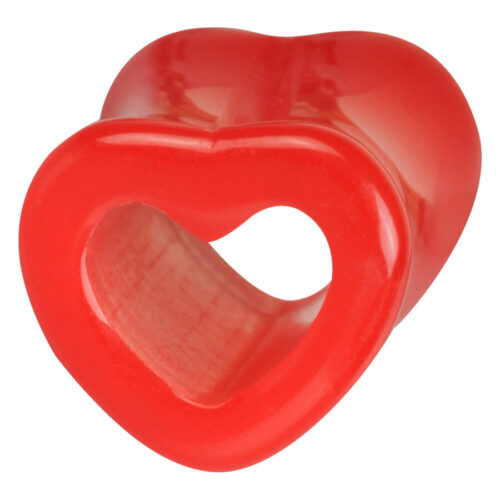 Roter herzförmiger Tunnel aus Acryl auf weißem Hintergrund