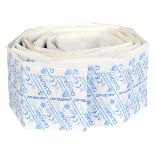 Rotolo di cerotti bianchi con stampa blu Master Aid su sfondo bianco