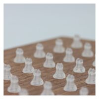 Transparenter Einzelclip für Body Bit Displays Transparente Clips aus Bioplast auf einem hölzernen Hintergrund, 0,8 mm Stärke