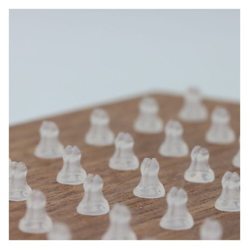 Transparente Clips aus Bioplast auf einem hölzernen Hintergrund, 0,8 mm Stärke