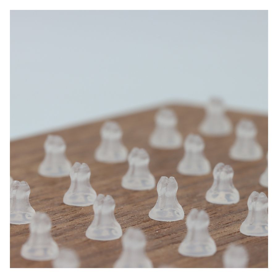 Transparenter Einzelclip für Body Bit Displays Transparente Clips aus Bioplast auf einem hölzernen Hintergrund, 0,8 mm Stärke