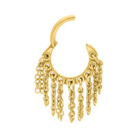 Clicker Piercing con Piccole Catene Dorate Piercing dorato con pendenti a catena su sfondo bianco