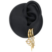 Elegante goldene Ohrstecker mit Perlen und Sternendesign auf schwarzem Hintergrund