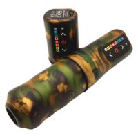 Macchina per tatuaggi Camouflage FK Irons Spektra Flux con due Powerbolts su sfondo bianco