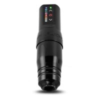 Macchina per tatuaggi FK Irons Flux S nera con comandi digitali su sfondo bianco