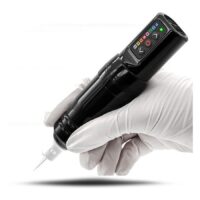 Macchina per tatuaggi FK Irons Microbeau Flux S nera in mano, guanti bianchi
