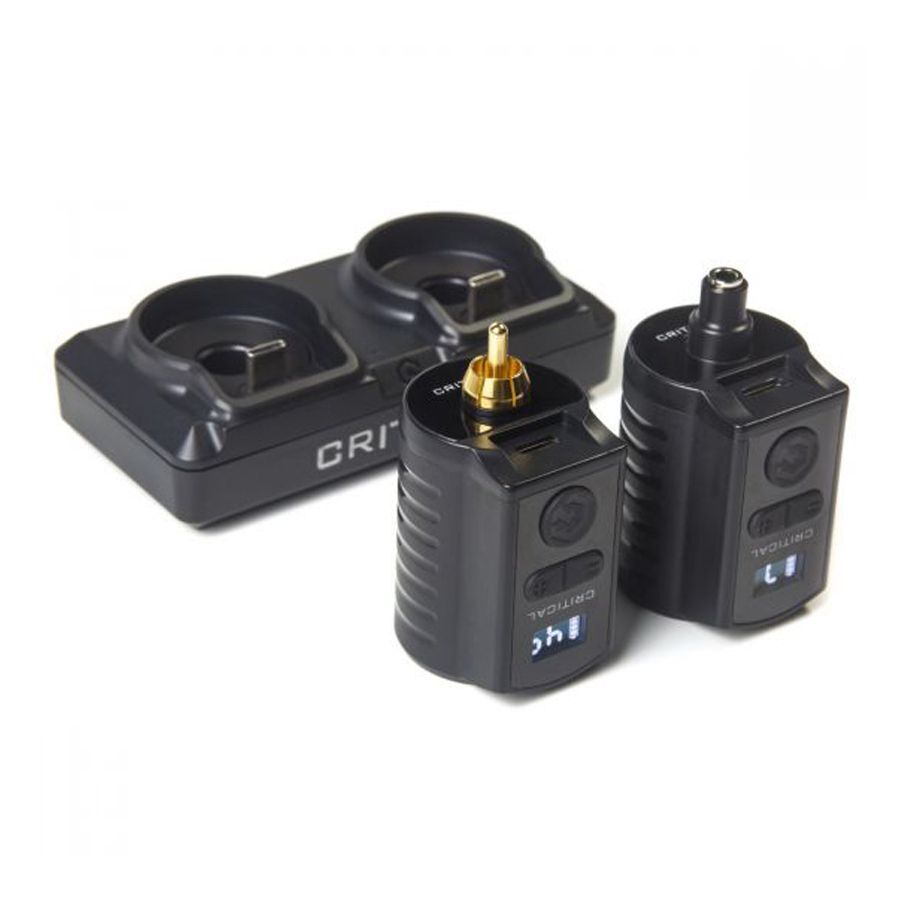 Schwarzes Battery Dock mit zwei Batterien auf weißem Hintergrund