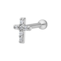 Piercing all'orecchio in argento a forma di croce con cristalli chiari su sfondo bianco