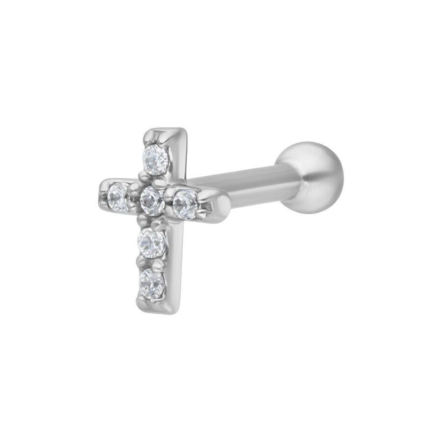Piercing all'orecchio in argento a forma di croce con cristalli chiari su sfondo bianco