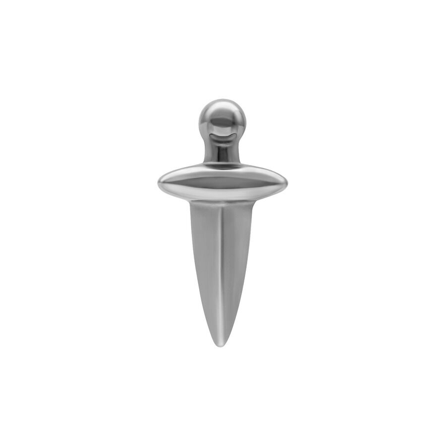 Punta piercing in argento a forma di pugnale su sfondo bianco