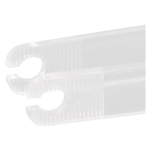 Pinzetta monouso trasparente, rotonda e sterile su sfondo bianco