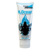 Tubo con crema per tatuaggi H2Ocean Aquatat su sfondo bianco