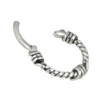 Clicker Barbwire in argento in acciaio chirurgico su sfondo bianco