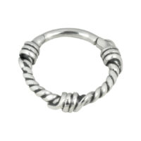 Anello piercing in argento con design intrecciato e cerniera su sfondo bianco