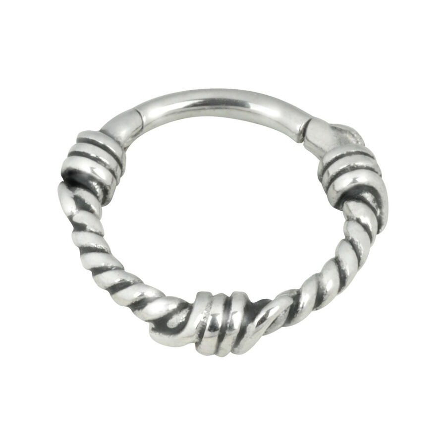 Anello piercing in argento con design intrecciato e cerniera su sfondo bianco