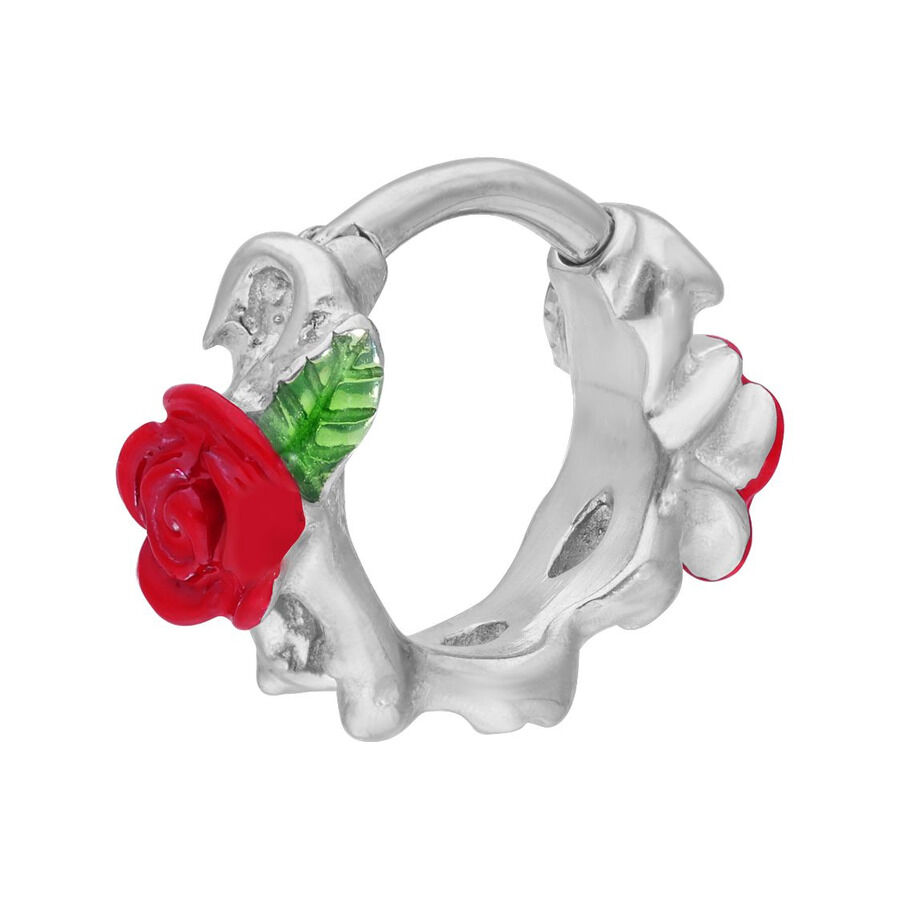 Anello incernierato in argento con rose rosse e foglie verdi su sfondo bianco