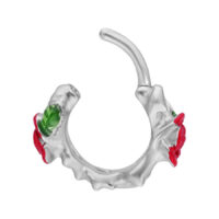 Anello piercing argento con rose rosse e foglie verdi su sfondo bianco