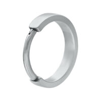 Anello Clicker in argento in acciaio chirurgico su sfondo bianco