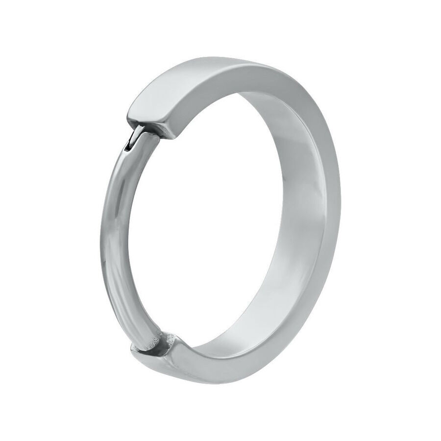 Anello Clicker in argento in acciaio chirurgico su sfondo bianco