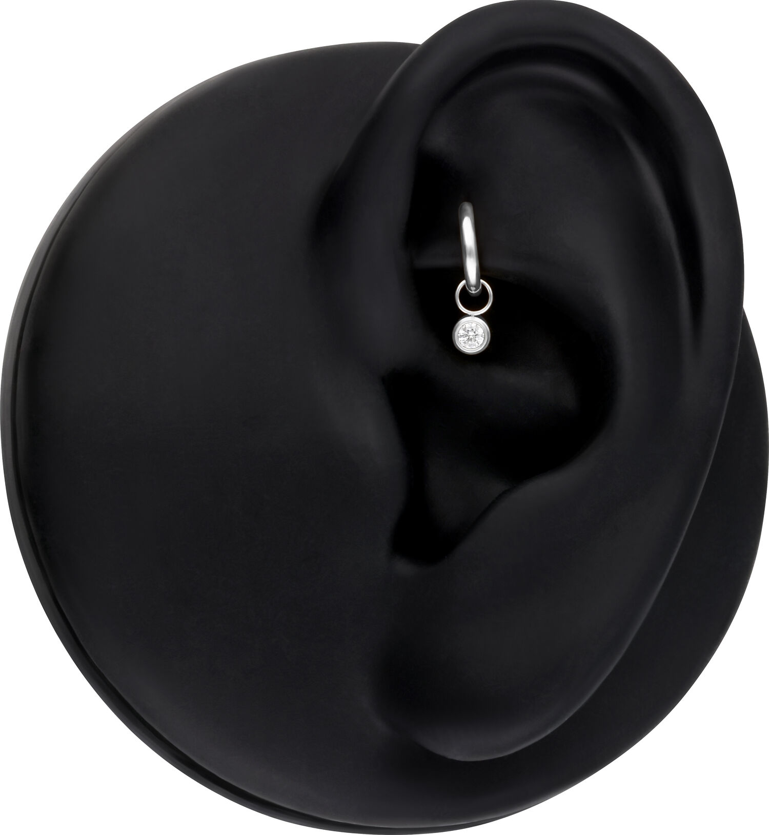 Silberner runder Kristall-Anhänger in einem schwarzen Modell-Ohr