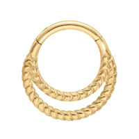 Anello piercing in metallo dorato con doppia torsione su sfondo bianco