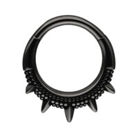 Anello piercing nero con borchie su sfondo bianco