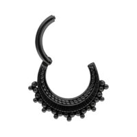 Anello piercing nero in acciaio chirurgico con design a sfera su sfondo bianco