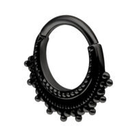 Anello piercing nero in acciaio chirurgico con decorazione a sfera su sfondo bianco