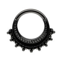 Anello piercing nero in acciaio chirurgico con sfere decorative su sfondo bianco