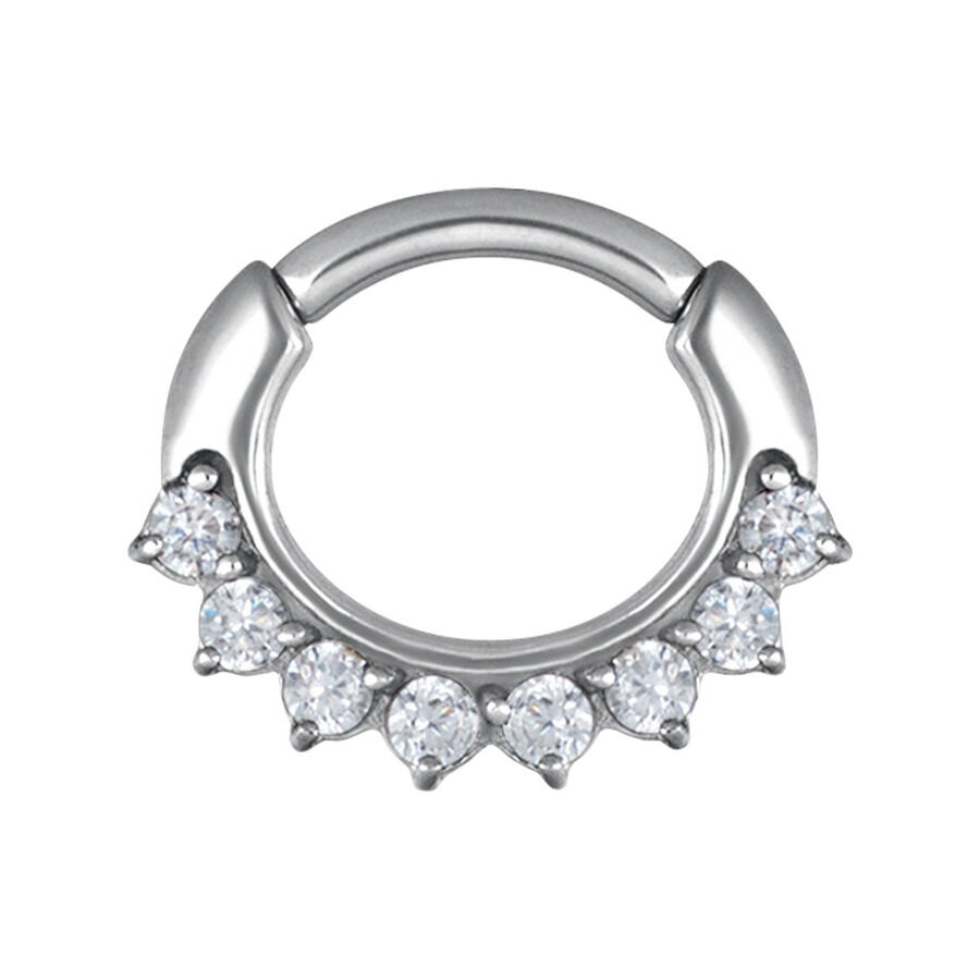 Anello piercing in argento con cristalli chiari su sfondo bianco