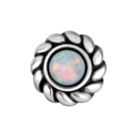 Punta in argento con opale bianco su sfondo bianco