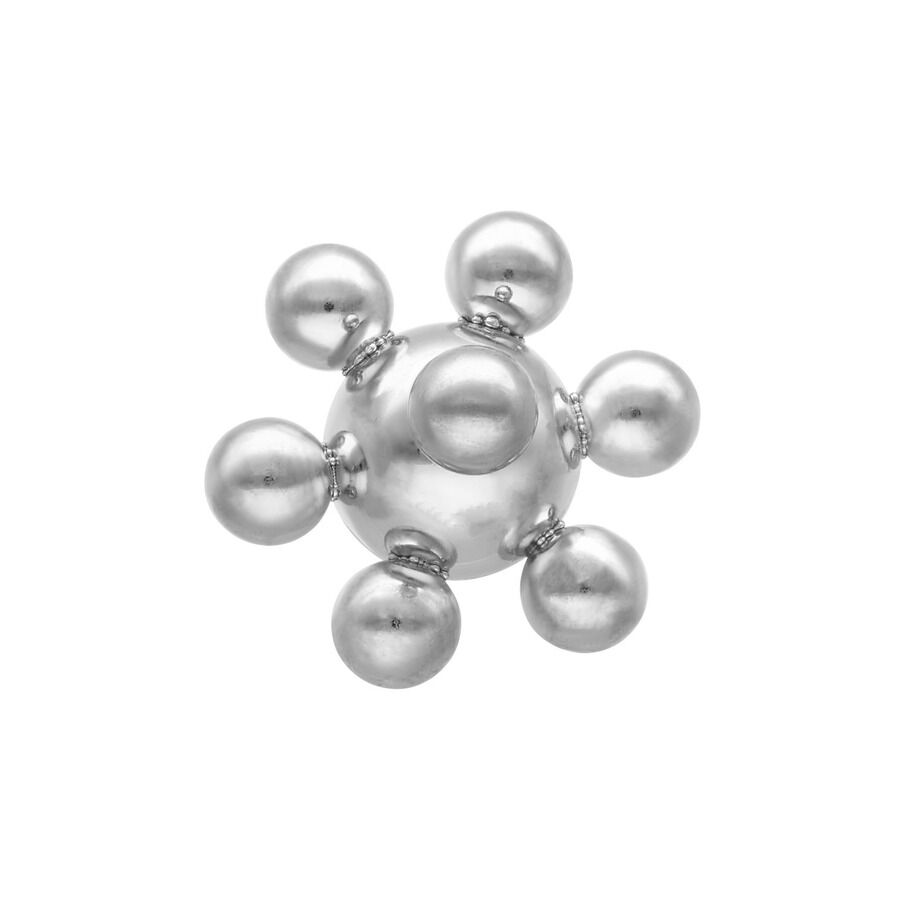Spaceball d'argento con sette piccole sfere su sfondo bianco