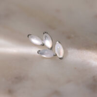 Silberner Push Fit Aufsatz mit Mondstein auf hellem Hintergrund