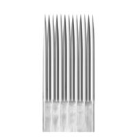 Primo piano di aghi per tatuaggi Softedge Magnum in acciaio chirurgico su sfondo bianco