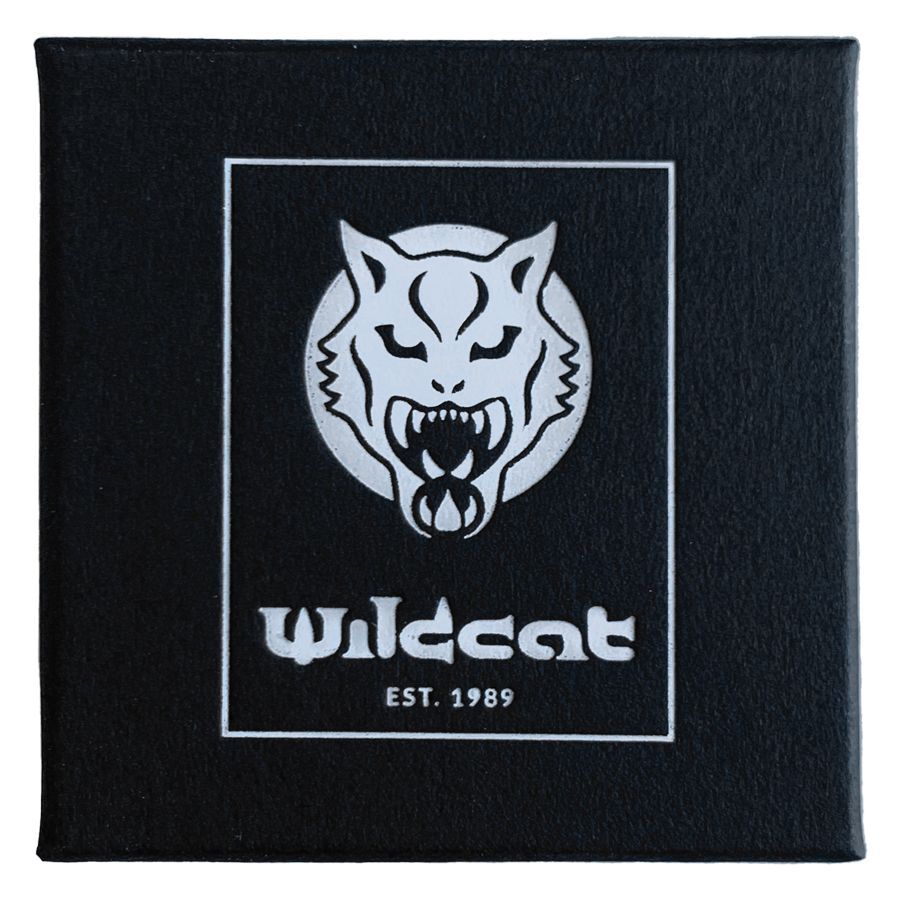 Schwarze Wildcat Logo Schmuckbox Schwarze Schmuckbox mit Wildcat Logo auf weißem Hintergrund